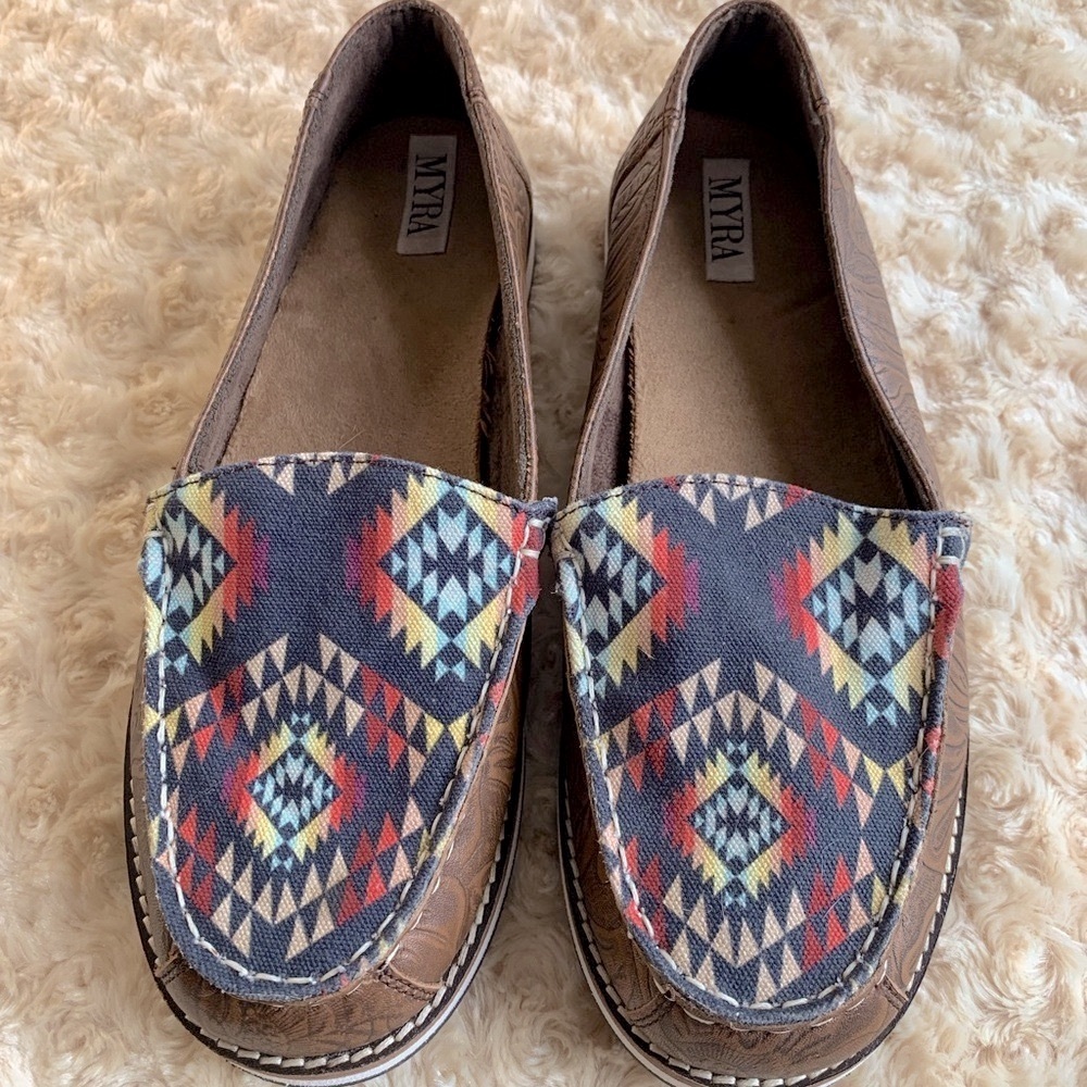 Myra Brown Embossed Leather Aztec Print Noc Toe Slip On Shoes Size 9 - Picture 2 of 10